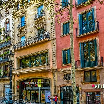 Bâtiments colorés dans une rue animée à Barcelone.